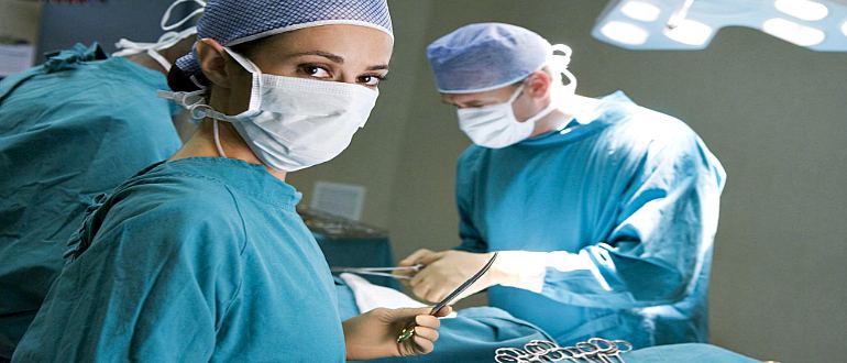 Женщина хирург