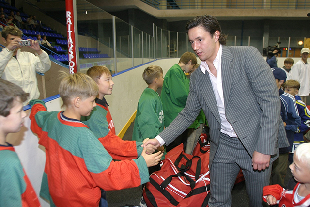 Илья Ковальчук во время посещения детской спортивной школы