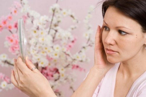 Угревая сыпь – признак дефицита гормона прогестерона