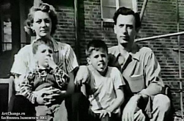 Сильвестр Сталлоне в детстве с братом, отцом Фрэнком и матерью Жаклин