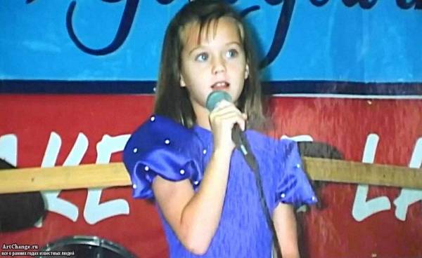 Кэти Перри в детстве с микрофоном