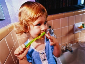 ребенок с зубной пастой