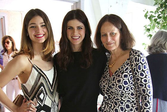 Александра Даддарио с мамой и сестрой