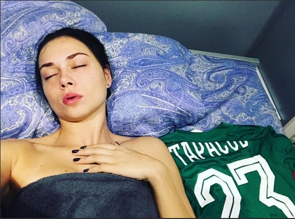 Настасья Самбурская спит с футболкой Дмитрия Тарасова