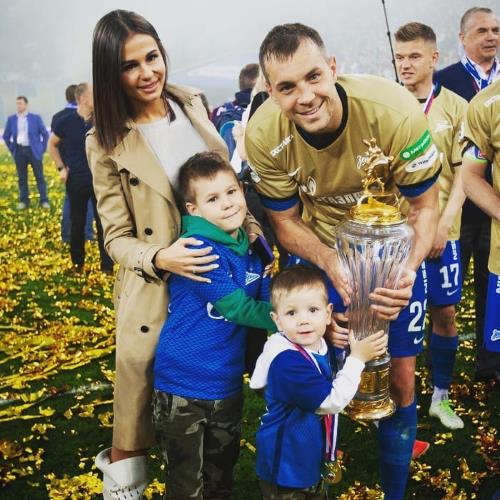 Артем Дзюба с семьей: женой Кристиной и детьми Никитой и Максимом