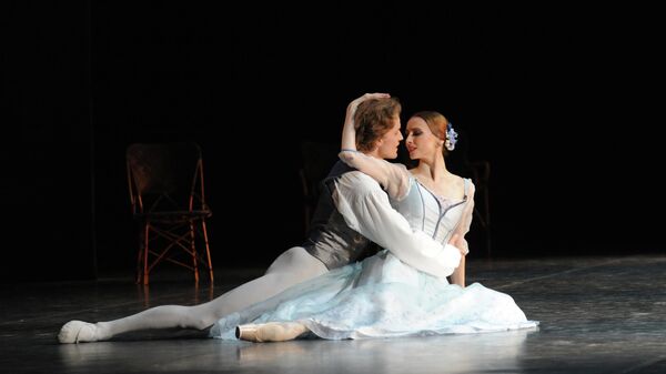Светлана Захарова и Денис Матвиенко во время генеральной репетиции балета Асами Маки Дама с камелиями с участием Балетной труппы ННТТ на сцене ГАБТ