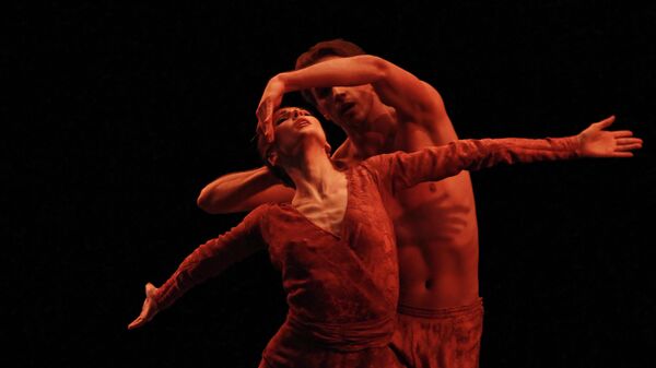 Светлана Захарова и Александр Меркурьев в сцене из балета Cor Perdut в Лондоне