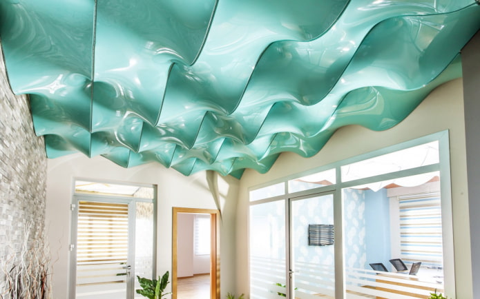 фигурная потолочная конструкция в форме волны