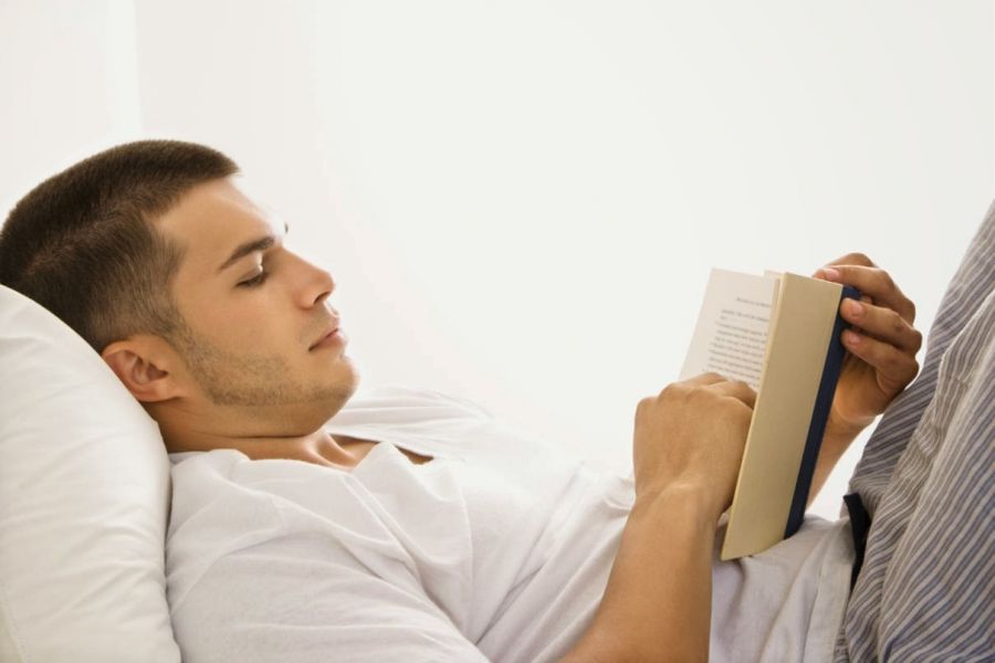 Мужчина читает книжку