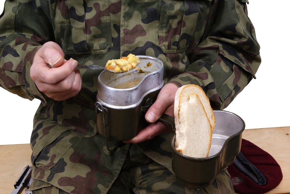 солдат ест