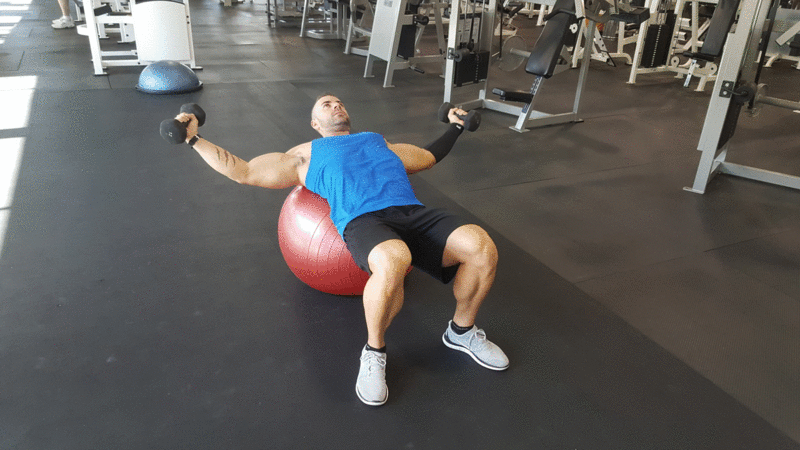 24 эффективных упражнения на фитболе, которые укрепят ваше тело