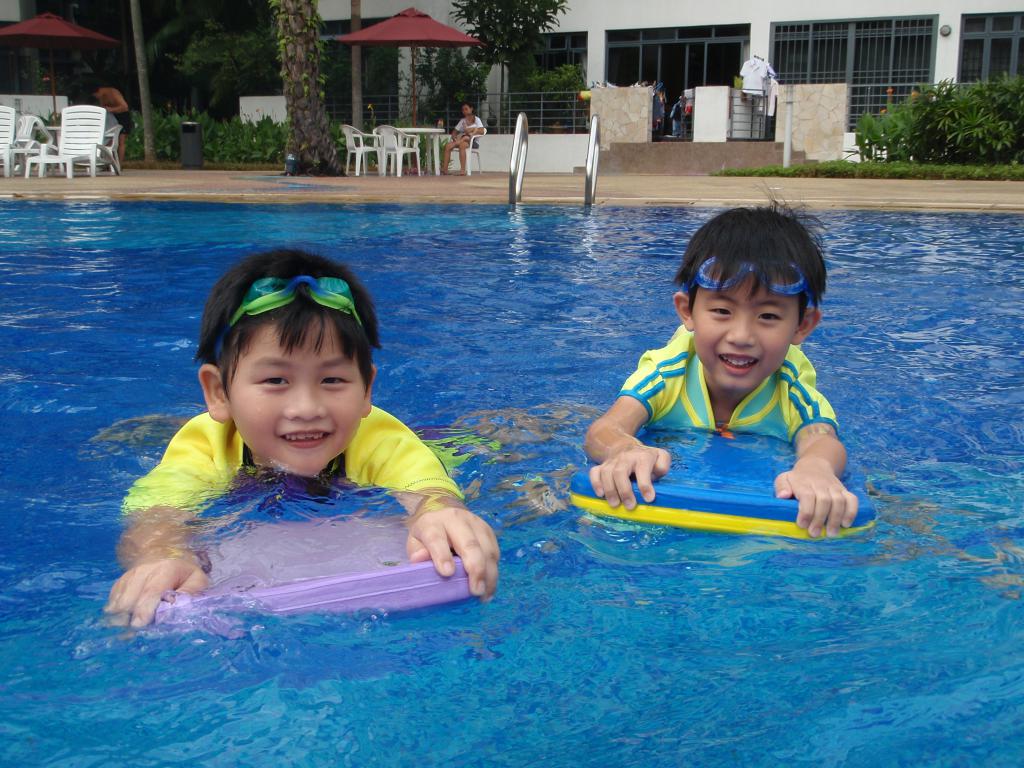 дети плавают с досками