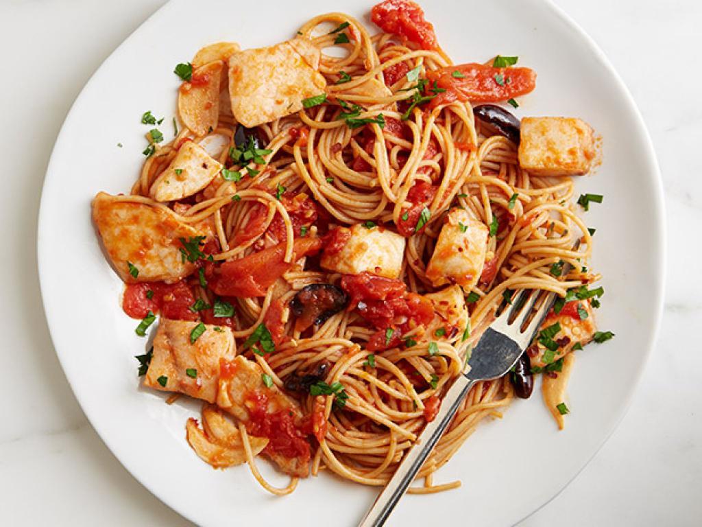 Спагетти с томатной пастой, ломтиками рыбы