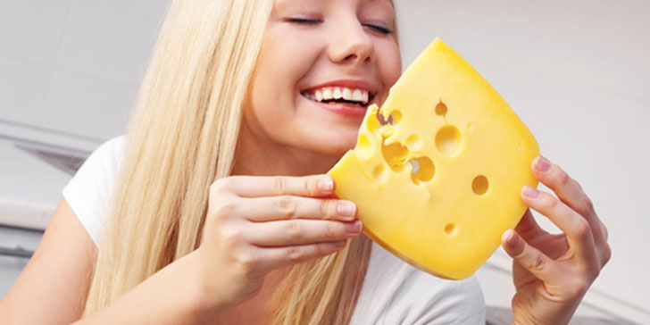 Девушка ест сыр