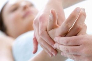 Почему немеет левая рука от локтя до пальцев: способы лечения – лечение