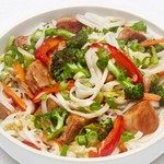 Рисовая лапша со свининой и овощами в имбирном соусе