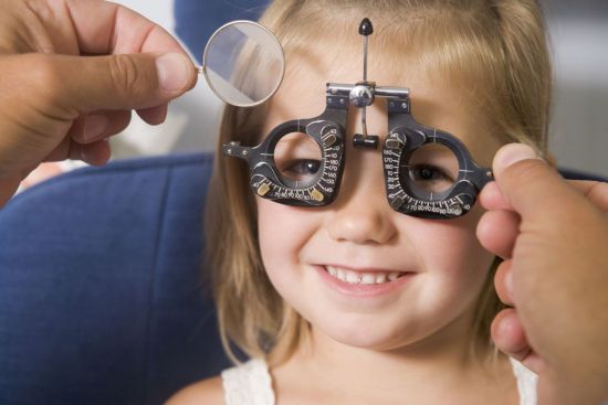 Ребенку подбирают линзы у офтальмолога