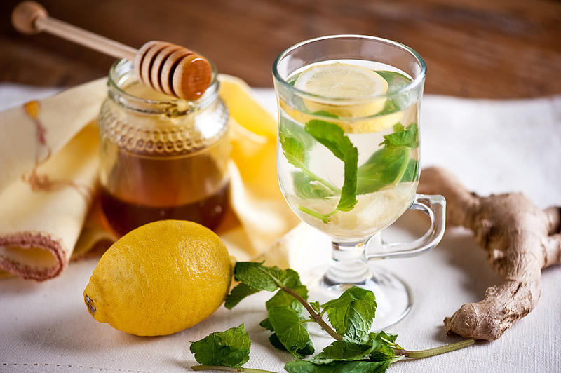 Классический напиток из имбиря, меда и лимона