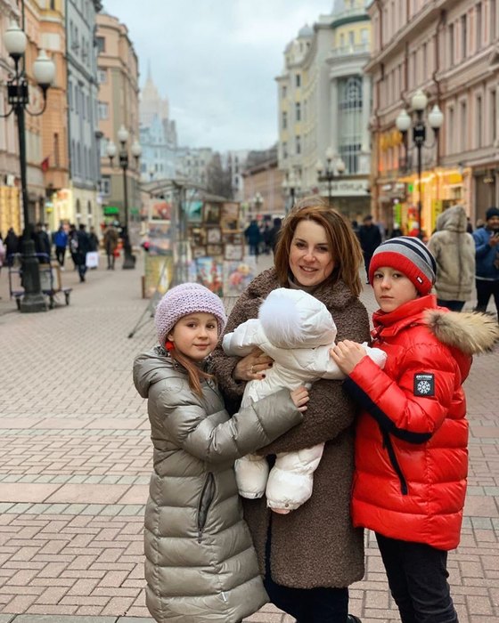 Ирина Слуцкая с детьми – Артёмом, Варварой и Кирой 