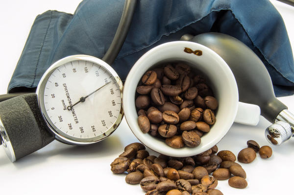 Кофе повышает уровень холестерина, а это, в свою очередь, увеличивает риск сердечно-сосудистых заболеваний