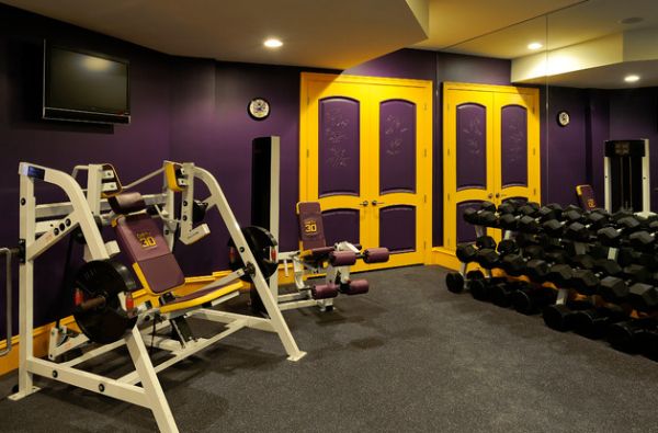 Фиолетовый спортивный зал с жёлтыми акцентами
