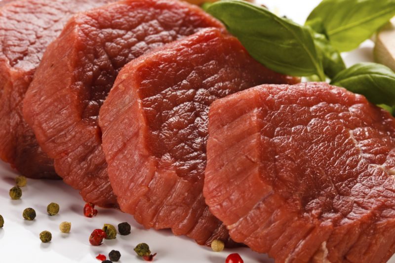 При пониженном гемоглобине рекомендуется есть красное мясо