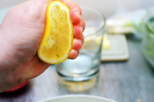 Выжимать лимон можно и руками