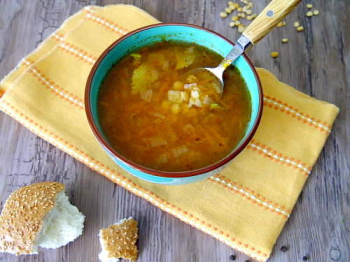 Postnyj gorohovyj sup s tomatnoj pastoj