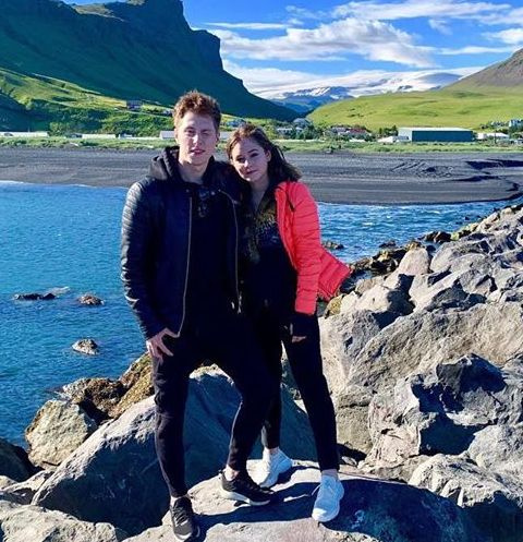 Юлия Липницкая и Влад Тарасенко любутся природой Исландии