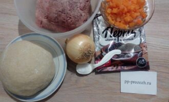 Шаг 1: Подготовьте продукты для пельменей: тесто, говяжий и куриный фарш, тыкву, лук, перец и соль.
Тесто готовьте по этому рецепту