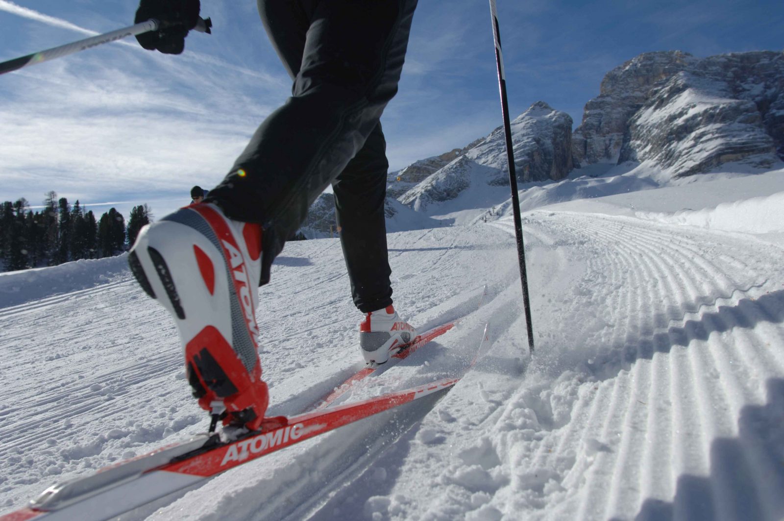 Спортсмен катиться на спортивных лыжах по снегу