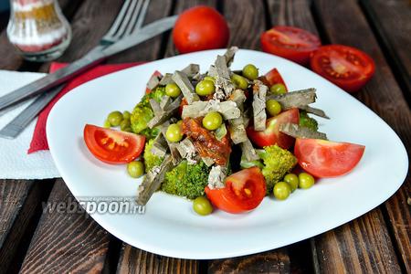 Фото рецепта Горячий салат из говяжьей печени с брокколи и помидорами