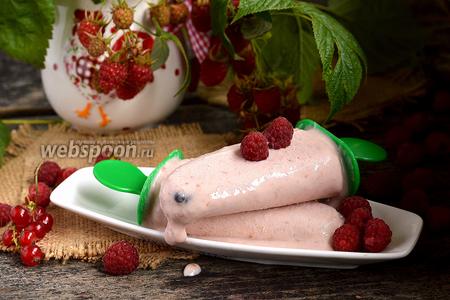 Фото рецепта Малиновое мороженое с шоколадными дропсами