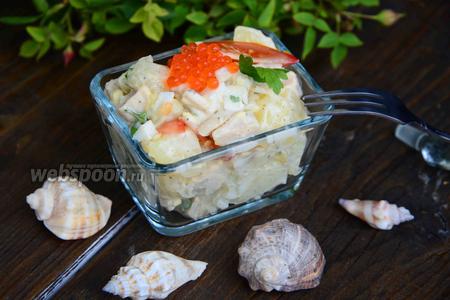Фото рецепта Тёплый салат из картофеля и консервированного кальмара