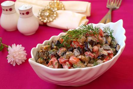Фото рецепта Тёплый салат из баклажанов со сметанной заправкой