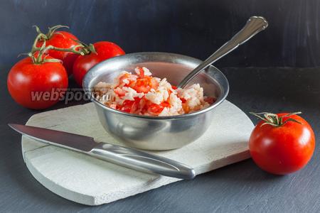 Фото рецепта Тёплый салат с рисом и помидорами