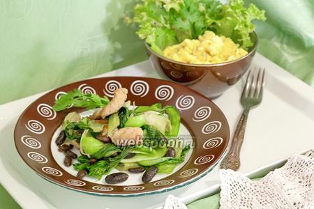 Фото рецепта Тёплый салат с индейкой, чёрной фасолью и капустой пак-чой