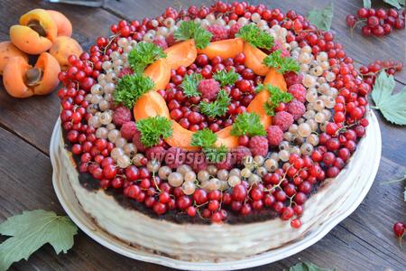 Фото рецепта Бисквитный торт с ягодами и шоколадом