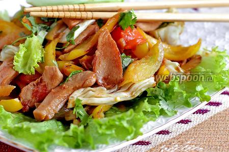 Фото рецепта Тёплый салат из куриного филе по-тайски