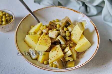 Фото рецепта Салат из картофеля и солёных огурцов с зелёным горошком 