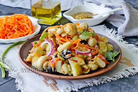 Фото рецепта Тёплый салат с молодым картофелем, морковкой по-корейски и оливками