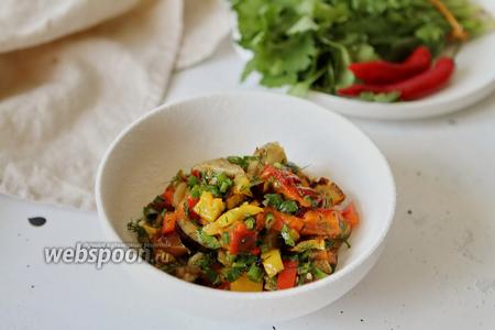Фото рецепта Тёплый салат из печёных овощей с перцем чили и зеленью