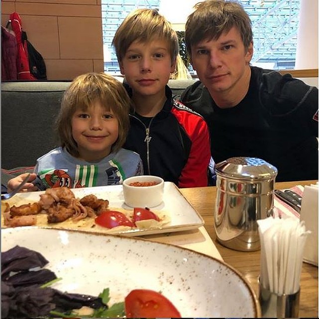 Андрей впервые за долгое время встретился с сыновьями - Артемом и Арсением. Фото: Инстаграм. 