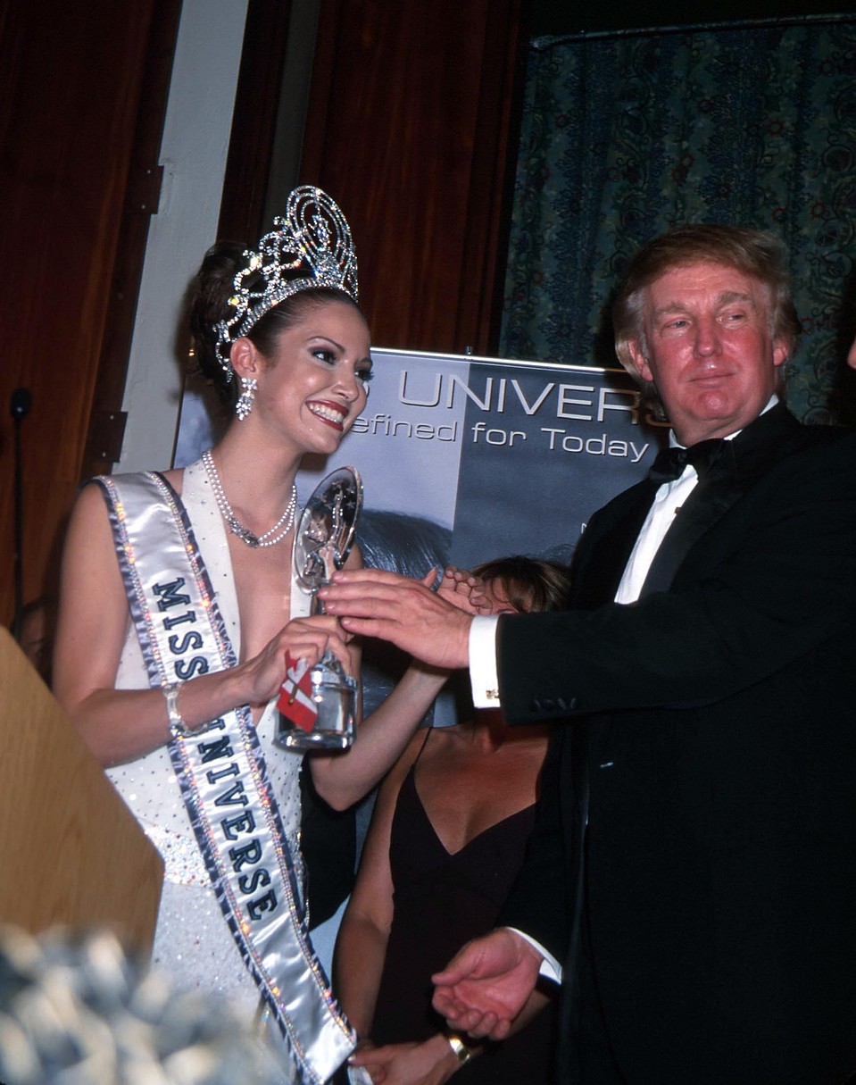 Дениз получает корону из рук владельца конкурса – миллиардера Дональда Трампа. Фото: GLOBAL LOOK PRESS
