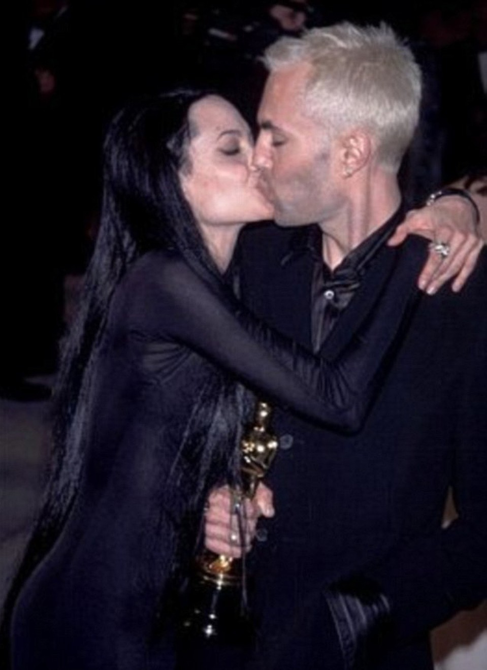 Поцелуй Анджелины с братом Джеймсом во время "Оскара" смутил многих. Фото: SPLASH NEWS