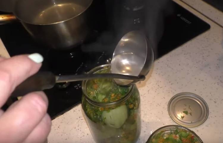 заливаем маринадом зеленые томаты