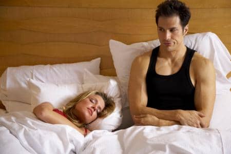 мужчина и женщина в кровати