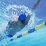 Как научиться плавать на спине