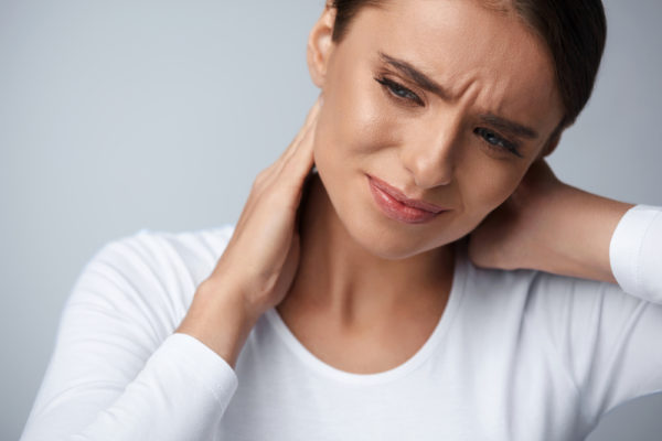 Боль в шее может вызвать даже обычный сквозняк