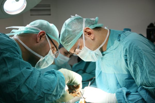 Хирургическое лечение антелистеза поясничного отдела позвоночника заключается в фиксации сместившего позвонка к нижележащему позвонку титановыми винтами